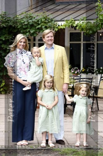 Wassenaar 11 juli 2008
Foto uurtje met prinses Maxima Prins Willem Alexander  en hun dochters Prinses Amalia Prinses Alexia en Prinses Ariane . 
Ze komen aanrijden in bakfiets.