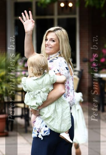 Wassenaar 11 juli 2008
Foto uurtje met prinses Maxima Prins Willem Alexander  en hun dochters Amalia Alexia en Ariane . Ze komen aanrijden in bakfiets.
Peter Smulders bv