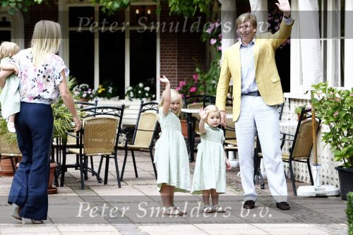 Wassenaar 11 juli 2008
Foto uurtje met prinses Maxima Prins Willem Alexander  en hun dochters Prinses Amalia Prinses Alexia en Prinses Ariane . 
Ze komen aanrijden in bakfiets.