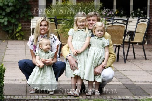 Wassenaar 11 juli 2008
Foto uurtje met prinses Maxima Prins Willem Alexander  en hun dochters Prinses Amalia Prinses Alexia en Prinses Ariane . 
Ze komen aanrijden in bakfiets.