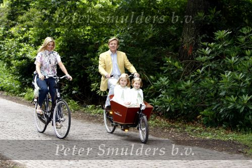 Wassenaar 11 juli 2008
Foto uurtje met prinses Maxima Prins Willem Alexander  en hun dochters Prinses Amalia Prinses Alexia en Prinses Ariane . 
Ze komen aanrijden in bakfiets.
