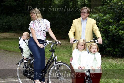 Wassenaar 11 juli 2008
Foto uurtje met prinses Maxima Prins Willem Alexander  en hun dochters Prinses Amalia Prinses Alexia en Prinses Ariane . 
Ze komen aanrijden in bakfiets.