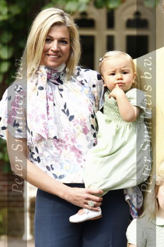 Wassenaar 11 juli 2008
Foto uurtje met prinses Maxima Prins Willem Alexander  en hun dochters Amalia Alexia en Ariane . Ze komen aanrijden in bakfiets.
Peter Smulders bv