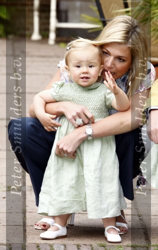 Wassenaar 11 juli 2008
Foto uurtje met prinses Maxima Prins Willem Alexander  en hun dochters Amalia Alexia en Ariane . Ze komen aanrijden in bakfiets.
Peter Smulders bv