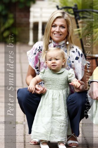 Wassenaar 11 juli 2008
Foto uurtje met prinses Maxima Prins Willem Alexander  en hun dochters Amalia Alexia en Ariane . Ze komen aanrijden in bakfiets.
Peter Smulders bv