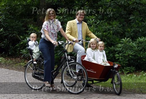 Wassenaar 11 juli 2008
Foto uurtje met prinses Maxima Prins Willem Alexander  en hun dochters Prinses Amalia Prinses Alexia en Prinses Ariane . 
Ze komen aanrijden in bakfiets.