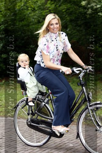Wassenaar 11 juli 2008
Foto uurtje met prinses Maxima Prins Willem Alexander  en hun dochters Amalia Alexia en Ariane . Ze komen aanrijden in bakfiets.
Peter Smulders bv