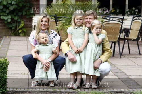 Wassenaar 11 juli 2008
Foto uurtje met prinses Maxima Prins Willem Alexander  en hun dochters Prinses Amalia Prinses Alexia en Prinses Ariane . 
Ze komen aanrijden in bakfiets.