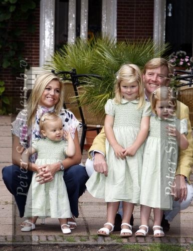 Wassenaar 11 juli 2008
Foto uurtje met prinses Maxima Prins Willem Alexander  en hun dochters Prinses Amalia Prinses Alexia en Prinses Ariane . 
Ze komen aanrijden in bakfiets.