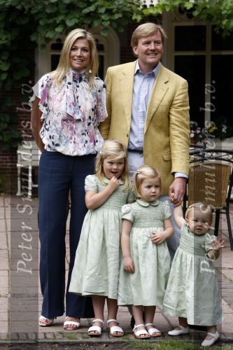 Wassenaar 11 juli 2008
Foto uurtje met prinses Maxima Prins Willem Alexander  en hun dochters Prinses Amalia Prinses Alexia en Prinses Ariane . 
Ze komen aanrijden in bakfiets.