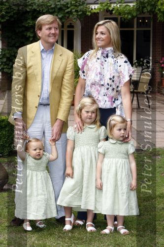 Wassenaar 11 juli 2008
Foto uurtje met prinses Maxima Prins Willem Alexander  en hun dochters Prinses Amalia Prinses Alexia en Prinses Ariane . 
Ze komen aanrijden in bakfiets.