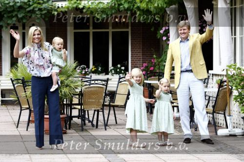 Wassenaar 11 juli 2008
Foto uurtje met prinses Maxima Prins Willem Alexander  en hun dochters Prinses Amalia Prinses Alexia en Prinses Ariane . 
Ze komen aanrijden in bakfiets.
