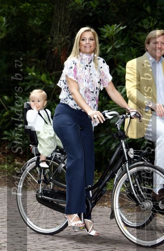 Wassenaar 11 juli 2008
Foto uurtje met prinses Maxima Prins Willem Alexander  en hun dochters Amalia Alexia en Ariane . Ze komen aanrijden in bakfiets.
Peter Smulders bv