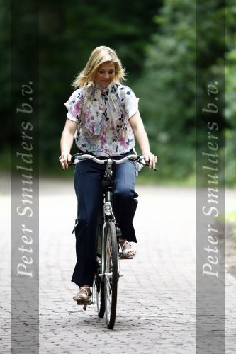 Wassenaar 11 juli 2008
Foto uurtje met prinses Maxima Prins Willem Alexander  en hun dochters Amalia Alexia en Ariane . Ze komen aanrijden in bakfiets.
Peter Smulders bv