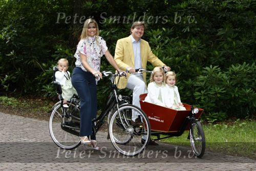 Wassenaar 11 juli 2008
Foto uurtje met prinses Maxima Prins Willem Alexander  en hun dochters Prinses Amalia Prinses Alexia en Prinses Ariane . 
Ze komen aanrijden in bakfiets.