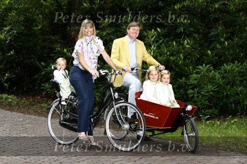 Wassenaar 11 juli 2008
Foto uurtje met prinses Maxima Prins Willem Alexander  en hun dochters Amalia Alexia en Ariane . Ze komen aanrijden in bakfiets.
Peter Smulders bv