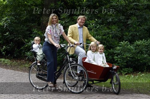 Wassenaar 11 juli 2008
Foto uurtje met prinses Maxima Prins Willem Alexander  en hun dochters Amalia Alexia en Ariane . Ze komen aanrijden in bakfiets.
Peter Smulders bv