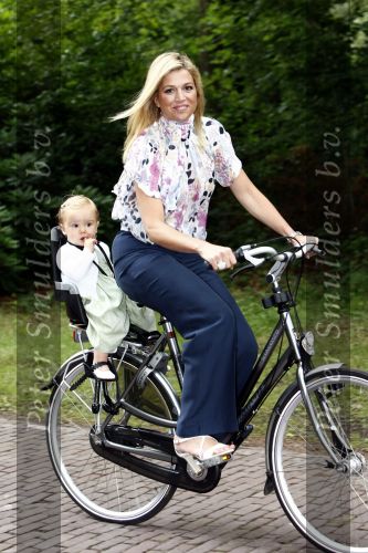 Wassenaar 11 juli 2008
Foto uurtje met prinses Maxima Prins Willem Alexander  en hun dochters Amalia Alexia en Ariane . Ze komen aanrijden in bakfiets.
Peter Smulders bv