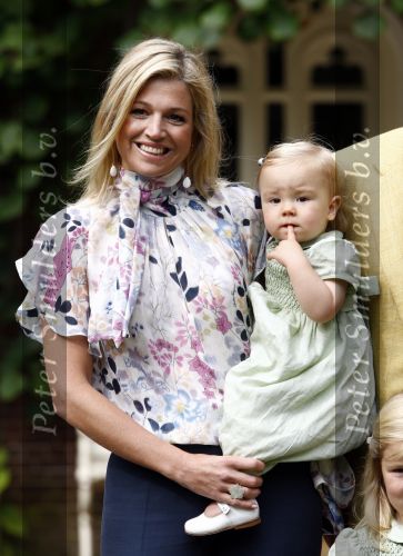 Wassenaar 11 juli 2008
Foto uurtje met prinses Maxima Prins Willem Alexander  en hun dochters Amalia Alexia en Ariane . Ze komen aanrijden in bakfiets.
Peter Smulders bv