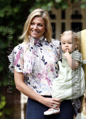 Wassenaar 11 juli 2008
Foto uurtje met prinses Maxima Prins Willem Alexander  en hun dochters Amalia Alexia en Ariane . Ze komen aanrijden in bakfiets.
Peter Smulders bv