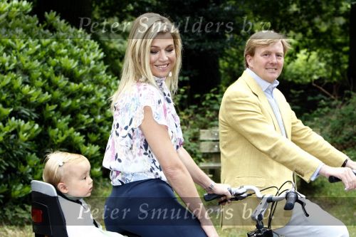 Wassenaar 11 juli 2008
Foto uurtje met prinses Maxima Prins Willem Alexander  en hun dochters Amalia Alexia en Ariane . Ze komen aanrijden in bakfiets.
Peter Smulders bv