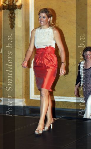 Den Haag 12 mei 2009
Prinses Maxima reikt de appeltjes van oranje uit op paleis Noordeinde.
Koningin Beatrix en Prins Willem Alexander zijn daarbij aanwezig.
Peter Smulders bv