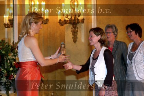 Den Haag 12 mei 2009
Prinses Maxima reikt de appeltjes van oranje uit op paleis Noordeinde.
Koningin Beatrix en Prins Willem Alexander zijn daarbij aanwezig.
Peter Smulders bv