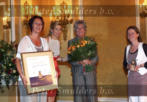 Den Haag 12 mei 2009
Prinses Maxima reikt de appeltjes van oranje uit op paleis Noordeinde.
Koningin Beatrix en Prins Willem Alexander zijn daarbij aanwezig.
Peter Smulders bv