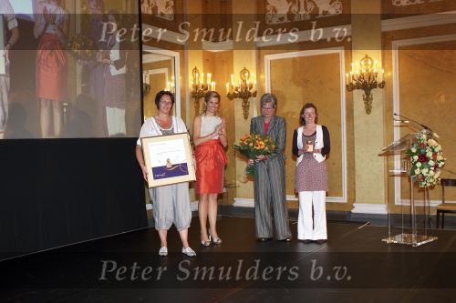 Den Haag 12 mei 2009
Prinses Maxima reikt de appeltjes van oranje uit op paleis Noordeinde.
Koningin Beatrix en Prins Willem Alexander zijn daarbij aanwezig.
Peter Smulders bv