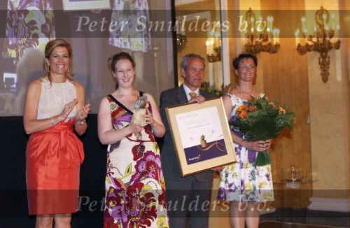 Den Haag 12 mei 2009
Prinses Maxima reikt de appeltjes van oranje uit op paleis Noordeinde.
Koningin Beatrix en Prins Willem Alexander zijn daarbij aanwezig.
Peter Smulders bv