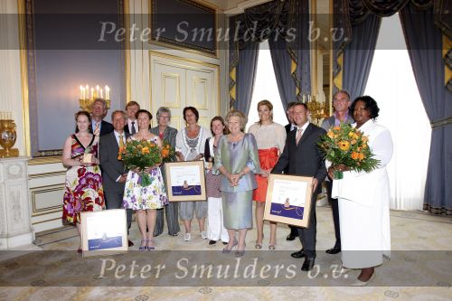 Den Haag 12 mei 2009
Prinses Maxima reikt de appeltjes van oranje uit op paleis Noordeinde.
Koningin Beatrix en Prins Willem Alexander zijn daarbij aanwezig.
Peter Smulders bv
