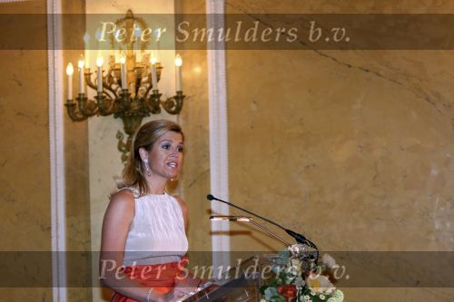 Den Haag 12 mei 2009
Prinses Maxima reikt de appeltjes van oranje uit op paleis Noordeinde.
Koningin Beatrix en Prins Willem Alexander zijn daarbij aanwezig.
Peter Smulders bv