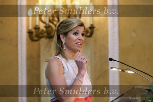 Den Haag 12 mei 2009
Prinses Maxima reikt de appeltjes van oranje uit op paleis Noordeinde.
Koningin Beatrix en Prins Willem Alexander zijn daarbij aanwezig.
Peter Smulders bv