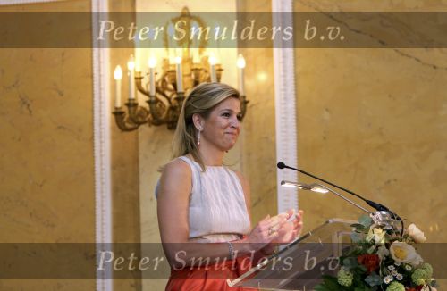 Den Haag 12 mei 2009
Prinses Maxima reikt de appeltjes van oranje uit op paleis Noordeinde.
Koningin Beatrix en Prins Willem Alexander zijn daarbij aanwezig.
Peter Smulders bv