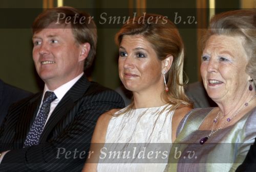 Den Haag 12 mei 2009
Prinses Maxima reikt de appeltjes van oranje uit op paleis Noordeinde.
Koningin Beatrix en Prins Willem Alexander zijn daarbij aanwezig.
Peter Smulders bv