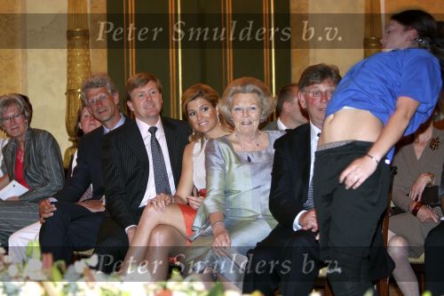 Den Haag 12 mei 2009
Prinses Maxima reikt de appeltjes van oranje uit op paleis Noordeinde.
Koningin Beatrix en Prins Willem Alexander zijn daarbij aanwezig.
Peter Smulders bv
