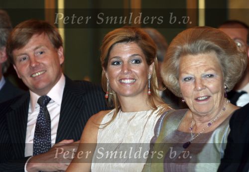 Den Haag 12 mei 2009
Prinses Maxima reikt de appeltjes van oranje uit op paleis Noordeinde.
Koningin Beatrix en Prins Willem Alexander zijn daarbij aanwezig.
Peter Smulders bv