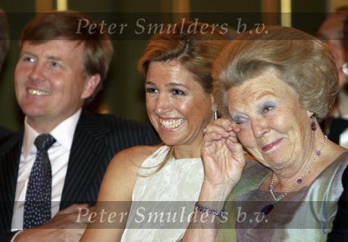 Den Haag 12 mei 2009
Prinses Maxima reikt de appeltjes van oranje uit op paleis Noordeinde.
Koningin Beatrix en Prins Willem Alexander zijn daarbij aanwezig.
Peter Smulders bv