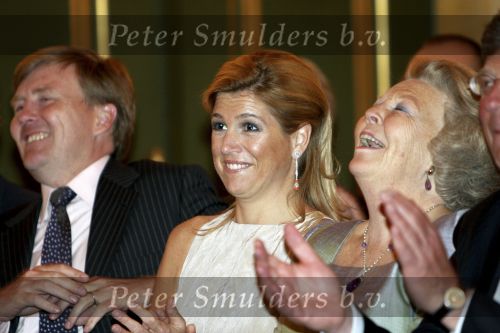 Den Haag 12 mei 2009
Prinses Maxima reikt de appeltjes van oranje uit op paleis Noordeinde.
Koningin Beatrix en Prins Willem Alexander zijn daarbij aanwezig.
Peter Smulders bv