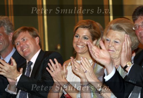 Den Haag 12 mei 2009
Prinses Maxima reikt de appeltjes van oranje uit op paleis Noordeinde.
Koningin Beatrix en Prins Willem Alexander zijn daarbij aanwezig.
Peter Smulders bv