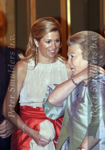 Den Haag 12 mei 2009
Prinses Maxima reikt de appeltjes van oranje uit op paleis Noordeinde.
Koningin Beatrix en Prins Willem Alexander zijn daarbij aanwezig.
Peter Smulders bv