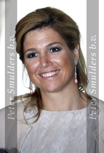 Den Haag 12 mei 2009
Prinses Maxima reikt de appeltjes van oranje uit op paleis Noordeinde.
Koningin Beatrix en Prins Willem Alexander zijn daarbij aanwezig.
Peter Smulders bv