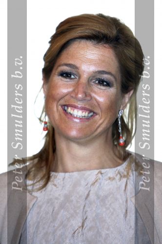 Den Haag 12 mei 2009
Prinses Maxima reikt de appeltjes van oranje uit op paleis Noordeinde.
Koningin Beatrix en Prins Willem Alexander zijn daarbij aanwezig.
Peter Smulders bv