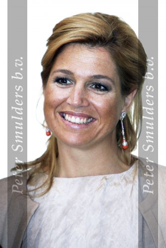 Den Haag 12 mei 2009
Prinses Maxima reikt de appeltjes van oranje uit op paleis Noordeinde.
Koningin Beatrix en Prins Willem Alexander zijn daarbij aanwezig.
Peter Smulders bv