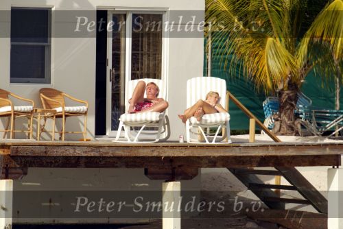 Curacao 13 augustus 2002
Prins Willem Alexander en Maxima aan het zonnen bij hun appartement