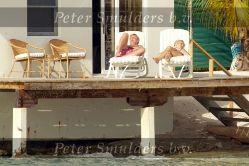 Curacao 13 augustus 2002
Prins Willem Alexander en Maxima aan het zonnen bij hun appartement