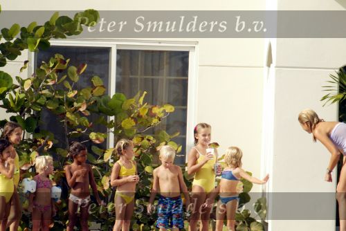 Curacao 13 augustus 2002
Prins Willem Alexander en Maxima aan het zonnen bij hun appartement