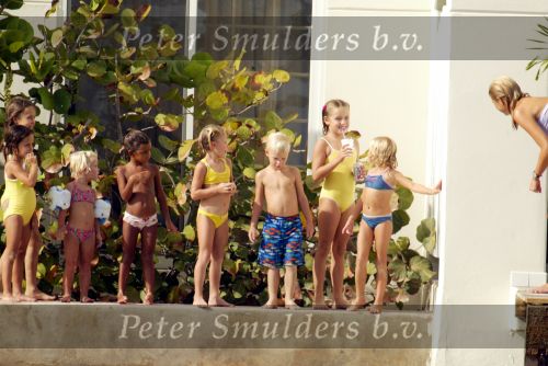 Curacao 13 augustus 2002
Prins Willem Alexander en Maxima aan het zonnen bij hun appartement