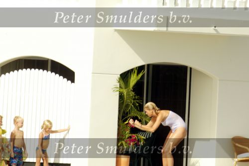 Curacao 13 augustus 2002
Prins Willem Alexander en Maxima aan het zonnen bij hun appartement
