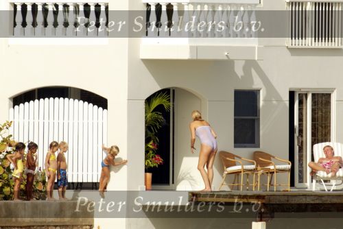 Curacao 13 augustus 2002
Prins Willem Alexander en Maxima aan het zonnen bij hun appartement